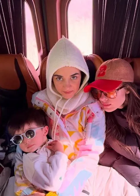 Hande Soral, ailesi ve kardeşleriyle kar tatilinde: "1. geleneksel kar tatilimiz"