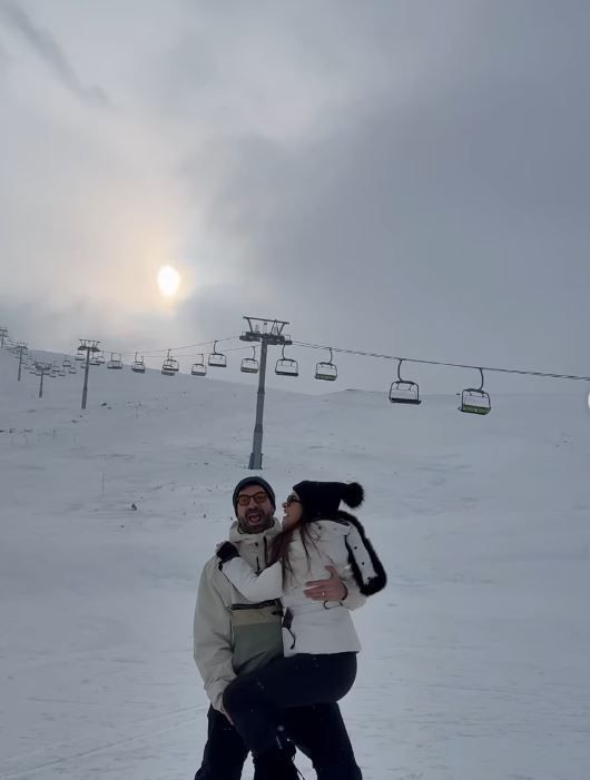 Hande Soral, ailesi ve kardeşleriyle kar tatilinde: "1. geleneksel kar tatilimiz"
