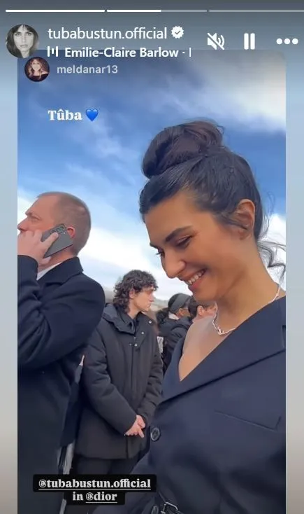 Tuba Büyüküstün, Paris Moda Haftası kapsamında Dior defilesine katıldı! Şıklığı ile dikkat çekti