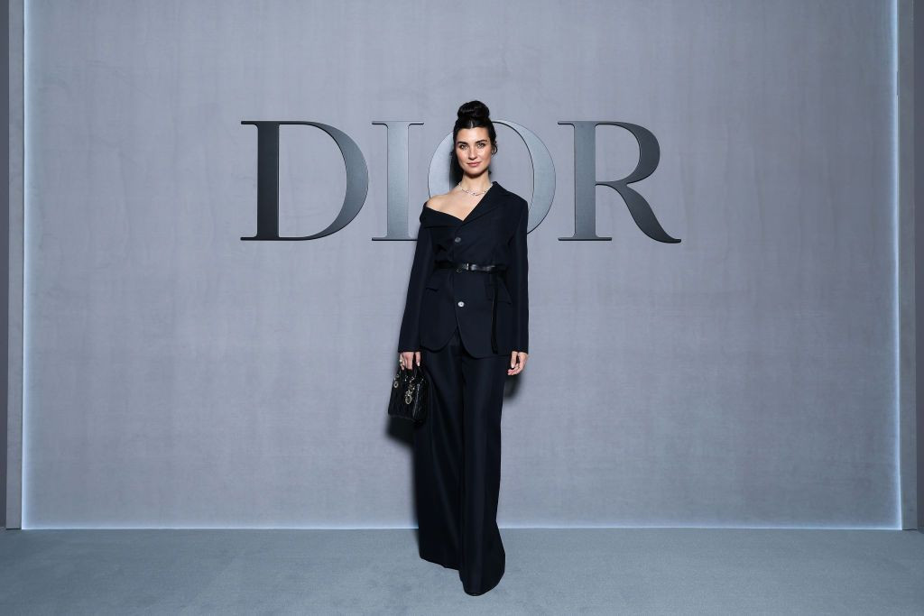 Tuba Büyüküstün, Paris Moda Haftası kapsamında Dior defilesine katıldı! Şıklığı ile dikkat çekti