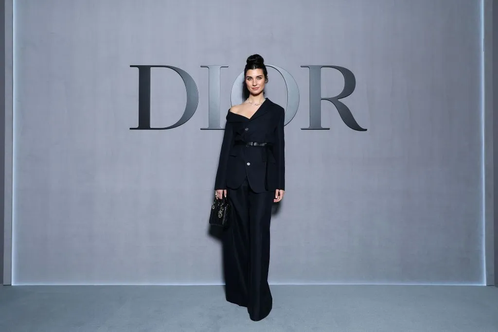 Tuba Büyüküstün, Paris Moda Haftası kapsamında Dior defilesine katıldı! Şıklığı ile dikkat çekti