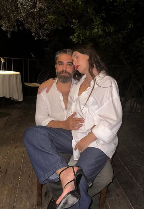 Müjdeli haber! Neslihan Atagül ile Kadir Doğulu bebeklerini kucağına aldı