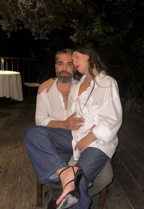 Müjdeli haber! Neslihan Atagül ile Kadir Doğulu bebeklerini kucağına aldı