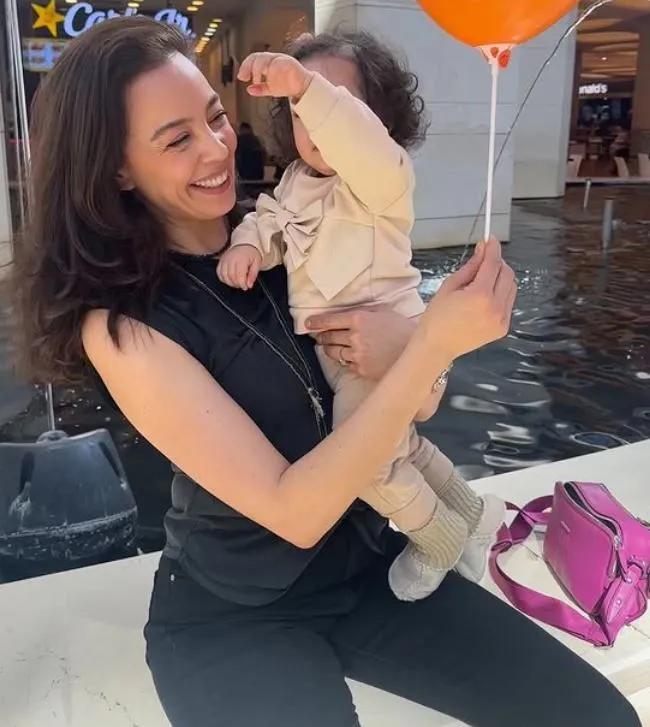 Azra Akın kızı Arya ile yeni pozunu paylaştı! "Küçük Azra" yorumları yapıldı