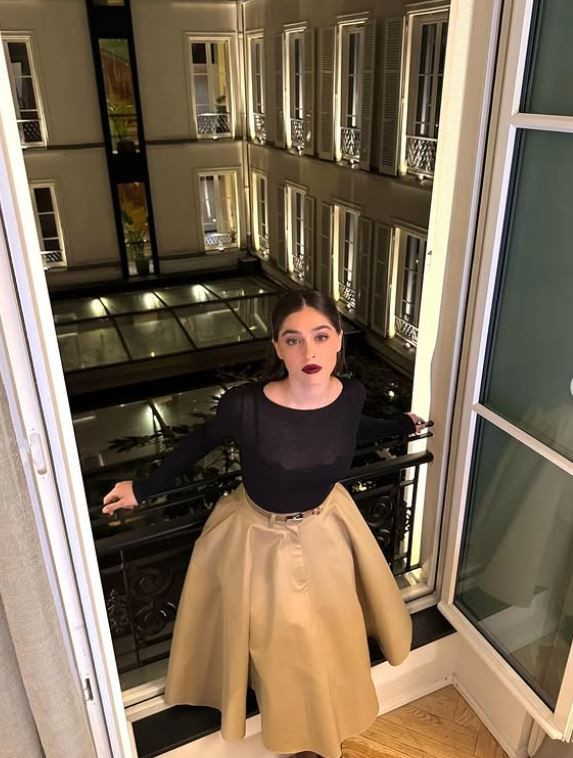 Cemre Baysel, Paris pozlarını paylaştı! Tarzıyla beğeni topladı