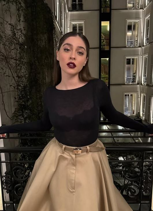 Cemre Baysel, Paris pozlarını paylaştı! Tarzıyla beğeni topladı