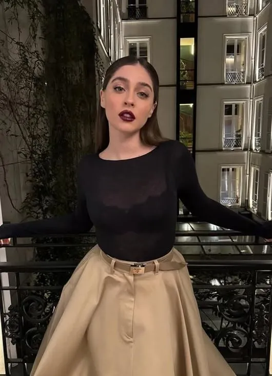 Cemre Baysel, Paris pozlarını paylaştı! Tarzıyla beğeni topladı