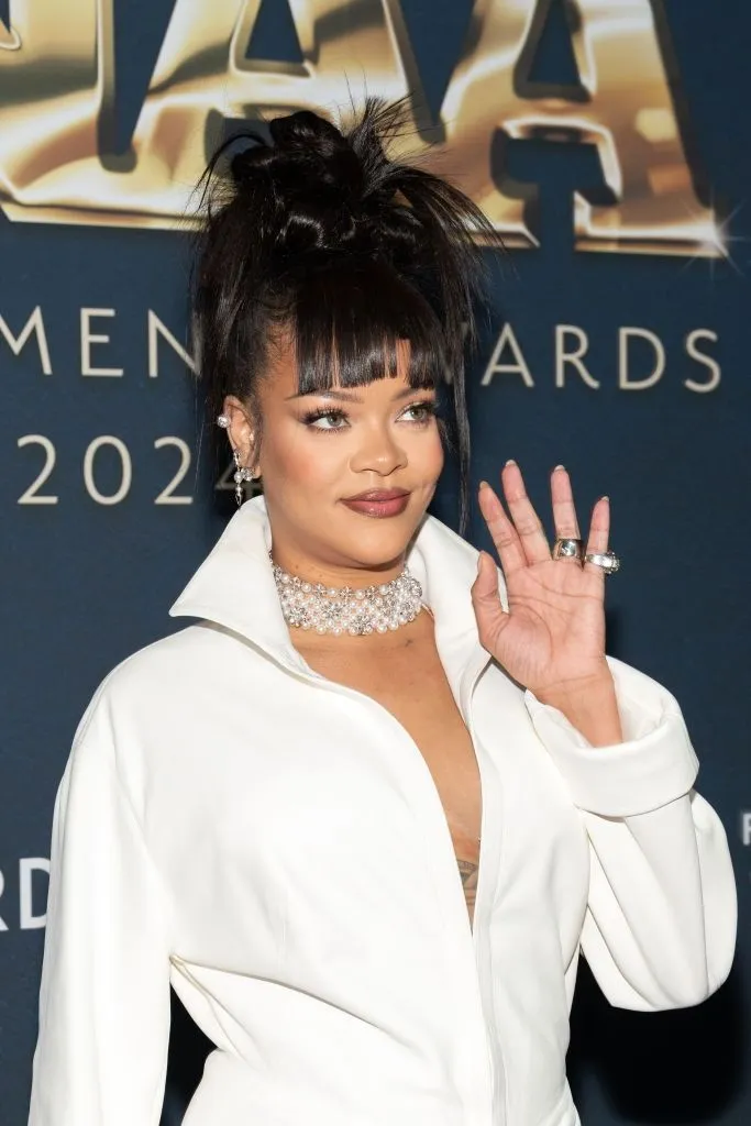 Rihanna doğum fotoğraflarını paylaştı: İnci ve güneş gözlükleriyle doğurdum
