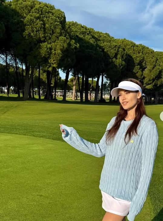 Fahriye Evcen golf oynadığı anları paylaştı