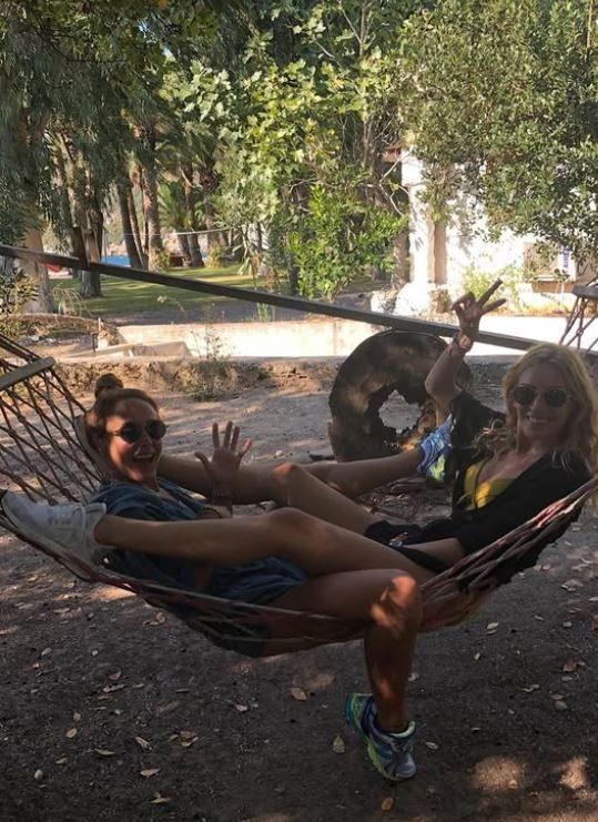 Sinem Kobal'dan yakın arkadaşı Burcu Terzioğlu'na doğum günü kutlaması