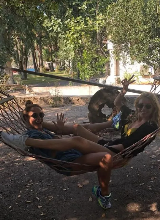 Sinem Kobal'dan yakın arkadaşı Burcu Terzioğlu'na doğum günü kutlaması