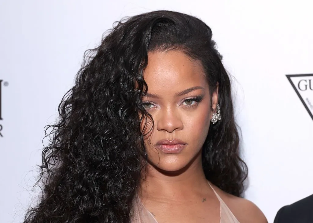 Rihanna doğum fotoğraflarını paylaştı: İnci ve güneş gözlükleriyle doğurdum