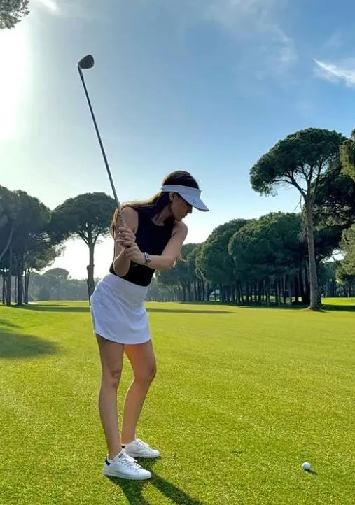 Fahriye Evcen golf oynadığı anları paylaştı