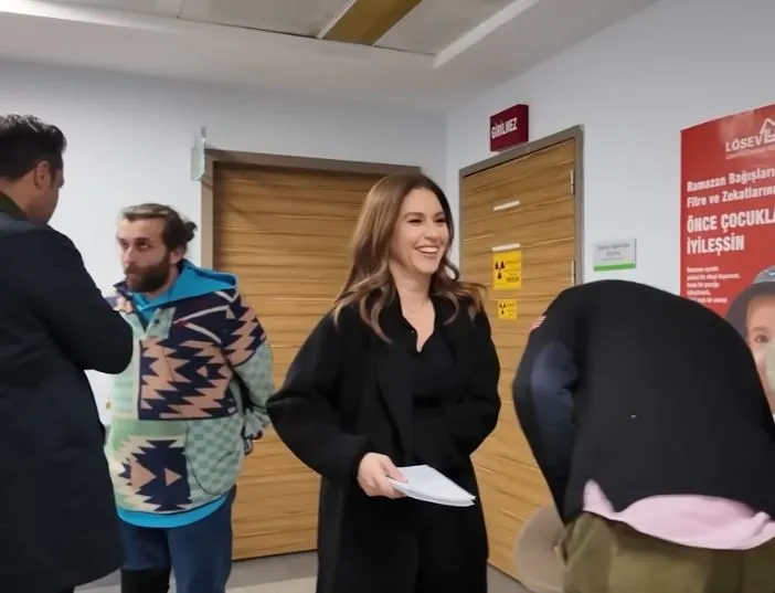 Kızılcık Şerbeti dizisinin setinden yeni kamera arkası görüntüleri yayınlandı