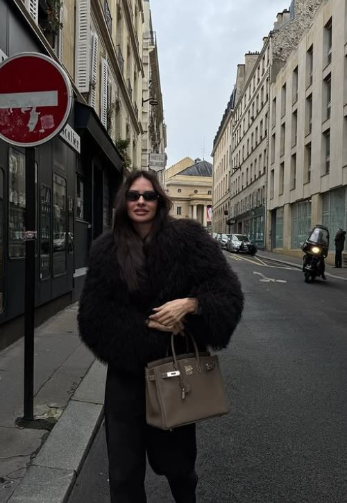 Yasemin Özilhan'ın Paris pozları beğeni topladı