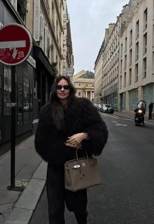Yasemin Özilhan'ın Paris pozları beğeni topladı
