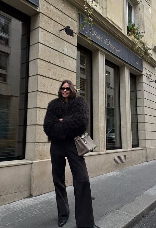 Yasemin Özilhan'ın Paris pozları beğeni topladı