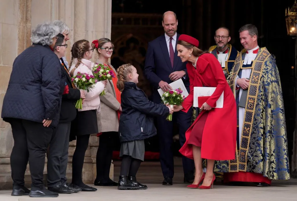 Galler Prensesi Kate Middleton uzun bir aradan etkinliğe katıldı! Kırmızı ceket elbisesiyle şık bir görünüm sergiledi