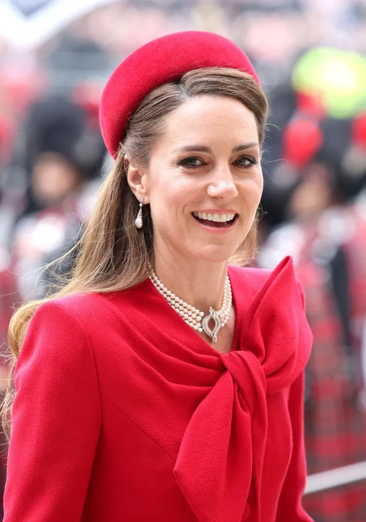 Galler Prensesi Kate Middleton uzun bir aradan etkinliğe katıldı! Kırmızı ceket elbisesiyle şık bir görünüm sergiledi