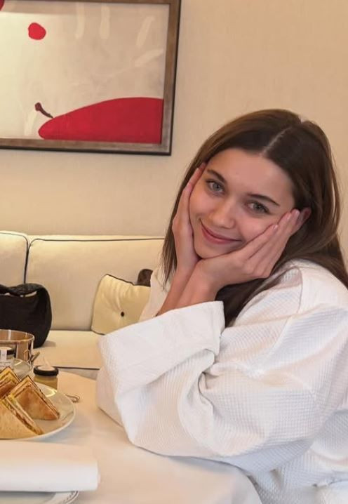 Afra Saraçoğlu'ndan yeni Paris pozları! Doğal hali beğeni topladı