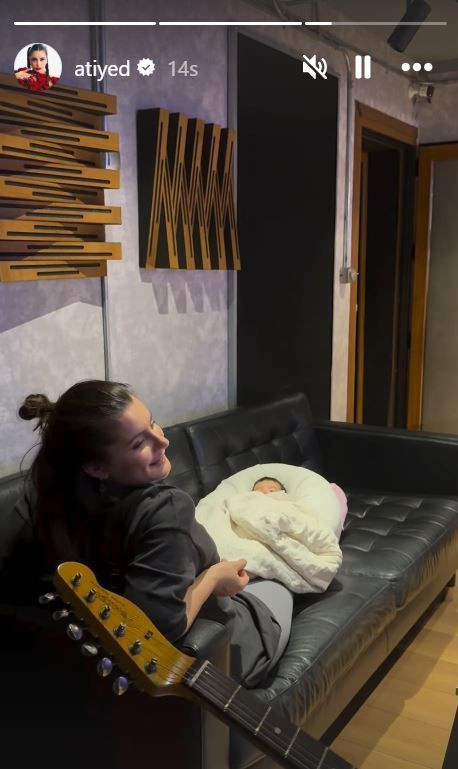 Atiye, bebeğiyle stüdyoya girdiği anları paylaştı