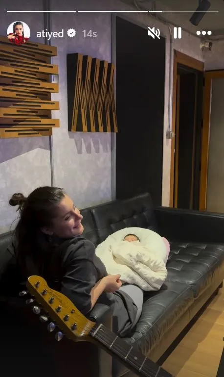 Atiye, bebeğiyle stüdyoya girdiği anları paylaştı