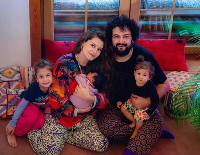 Atiye, bebeğiyle stüdyoya girdiği anları paylaştı