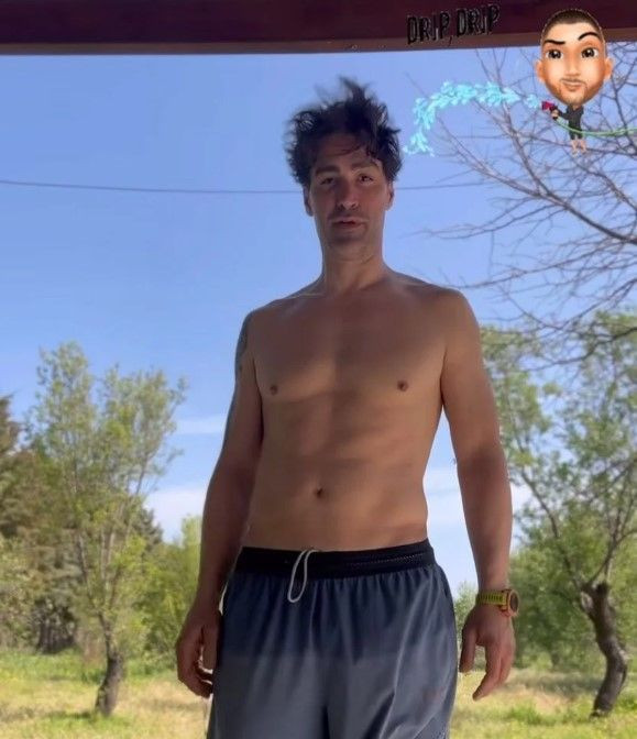 Sarp Levendoğlu yeni hayatını paylaştı: Hortumla duş aldı