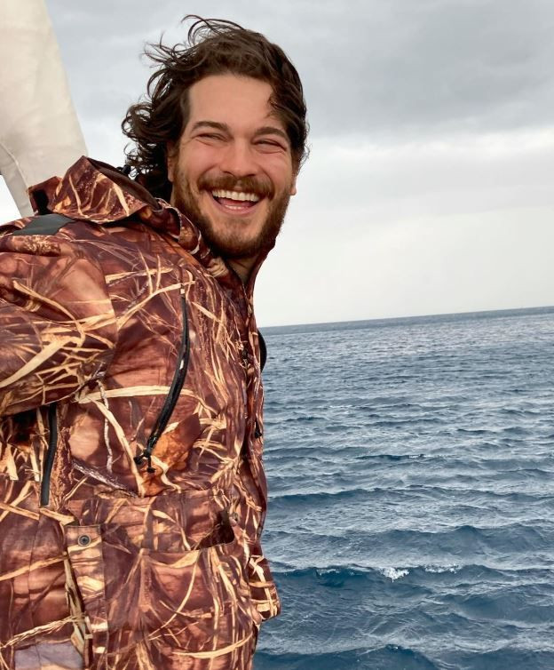 Çağatay Ulusoy kardeşinin doğum gününü kutladı! Yıllar sonra aynı pozu verdiler