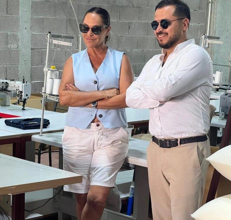 Hülya Avşar fabrikatör oldu! Çalışanlarıyla poz verdi