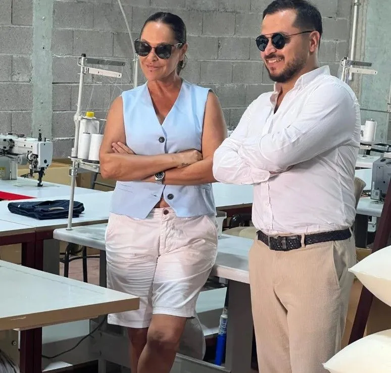 Hülya Avşar fabrikatör oldu! Çalışanlarıyla poz verdi