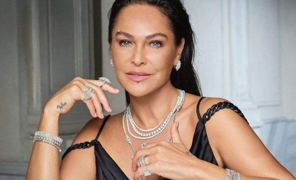 Hülya Avşar fabrikatör oldu! Çalışanlarıyla poz verdi