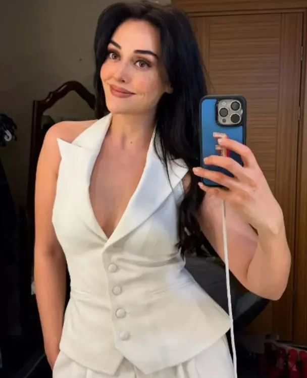Esra Bilgiç'in beyazlar içindeki tarzı beğeni topladı