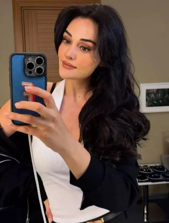 Esra Bilgiç'in beyazlar içindeki tarzı beğeni topladı