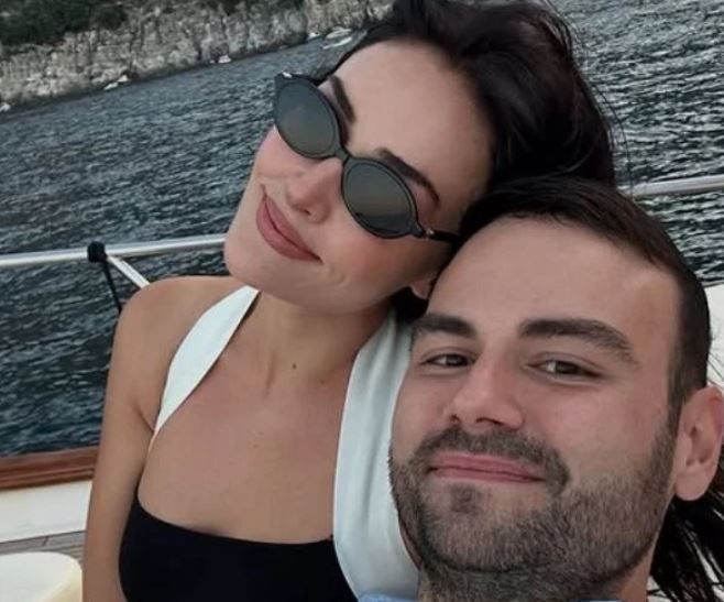 Esra Bilgiç'in beyazlar içindeki tarzı beğeni topladı