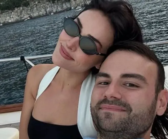 Esra Bilgiç'in beyazlar içindeki tarzı beğeni topladı