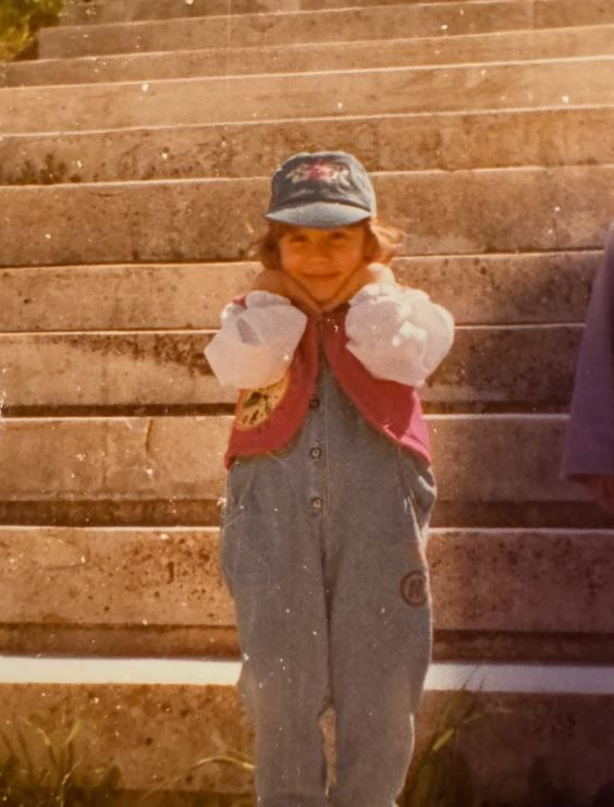 İrem Derici yeni yaşını küçüklük fotoğraflarını paylaşarak kutladı