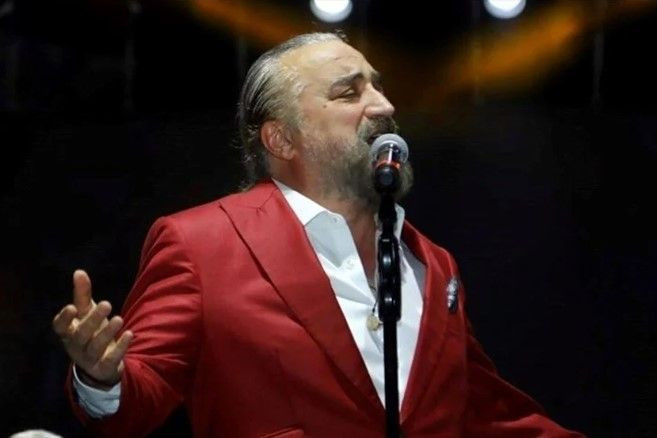 Volkan Konak sahnede şarkılarla anıldı, ünlü isimler gözyaşlarına boğuldu