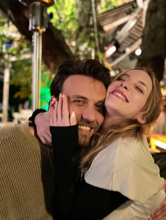 Hayal Köseoğlu'ndan yıl dönümü kutlaması: "Hep böyle el ele, göz göze, diz dize"