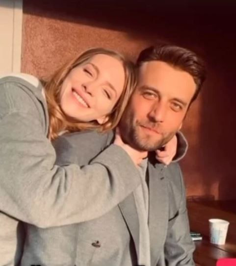 Hayal Köseoğlu'ndan yıl dönümü kutlaması: "Hep böyle el ele, göz göze, diz dize"