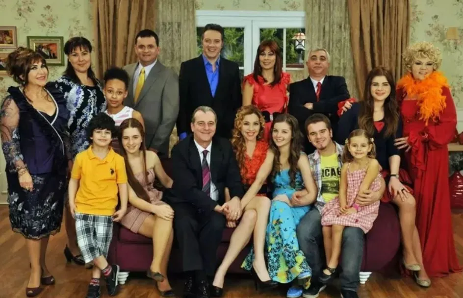 Eski kadrosuyla geri dönüyor! Sihirli Annem filmi setinden ilk kare