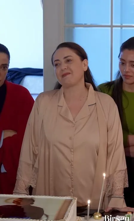 Kızılcık Şerbeti setinde Sibel Taşçıoğlu'na veda pastası kesildi