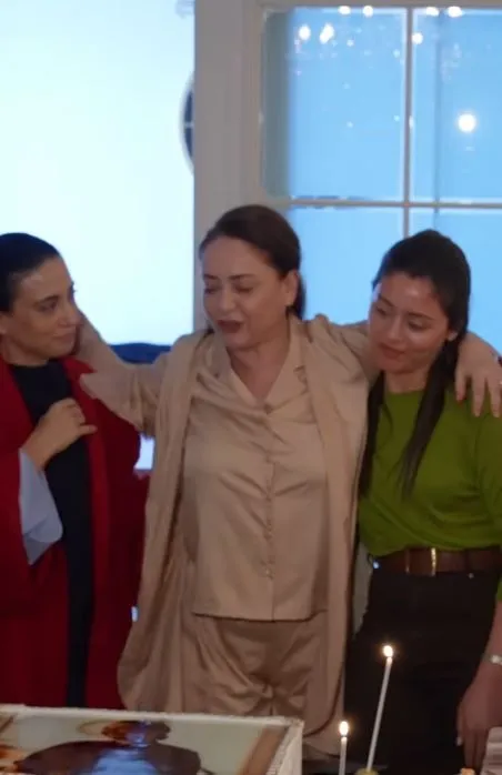 Kızılcık Şerbeti setinde Sibel Taşçıoğlu'na veda pastası kesildi