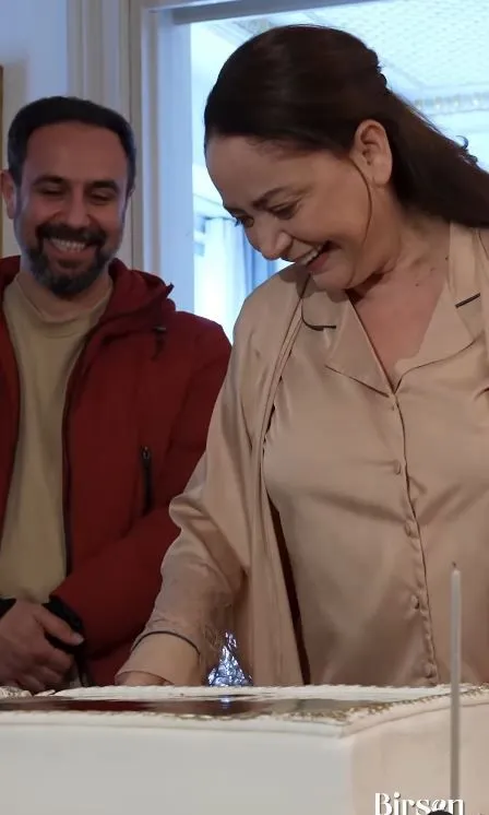 Kızılcık Şerbeti setinde Sibel Taşçıoğlu'na veda pastası kesildi