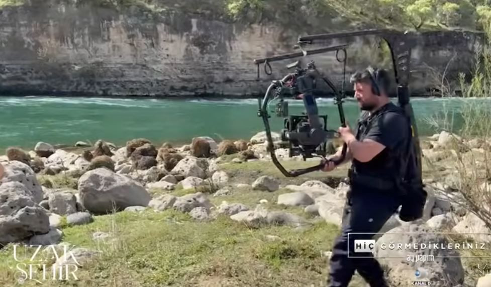 Uzak Şehir'in kamera arkası görüntüleri yayınlandı! İşte Deniz Cihan'ın kaybolma sahneleri