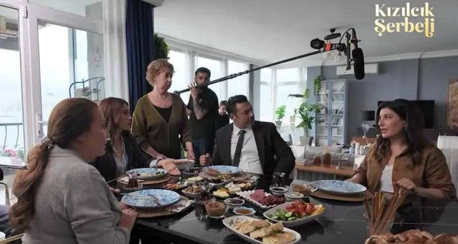 Kızılcık Şerbeti setinden yeni kamera arkası görüntüleri yayınlandı