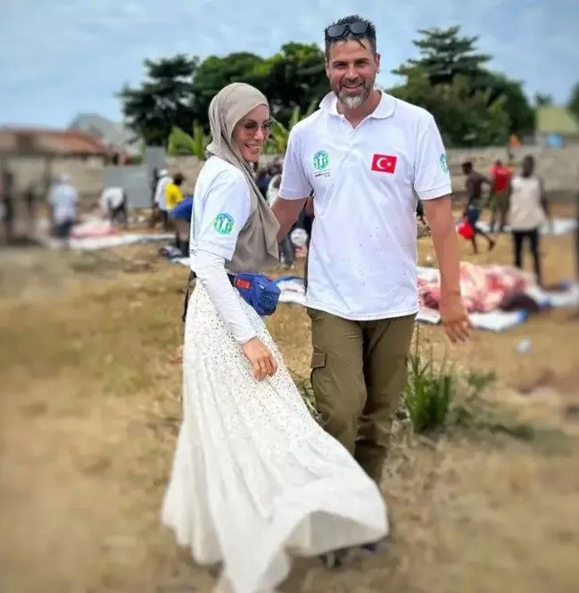 Gamze Özçelik Paris sokaklarında eşi Reshad Strik'e poz verdi