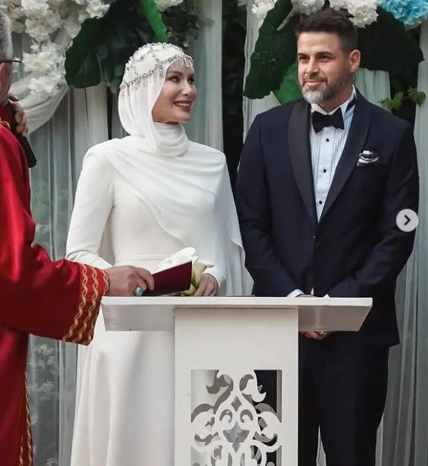 Gamze Özçelik Paris sokaklarında eşi Reshad Strik'e poz verdi