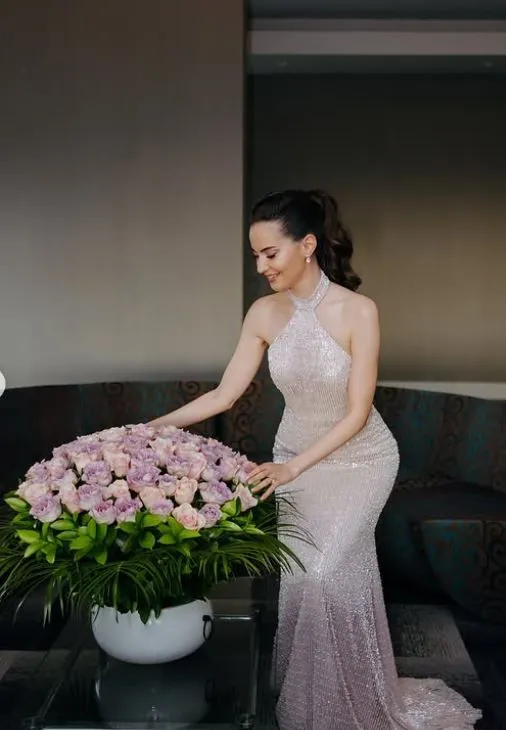 Ezgi Şenler çocukluk aşkıyla nişanlandı! Damat kahvesine limon sıktı
