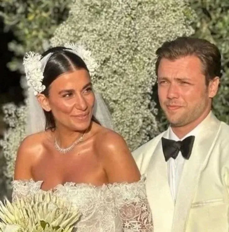 Oyuncu Tolga Sarıtaş ve Zeynep Mayruk’tan müjdeli haber! Bebek bekliyorlar